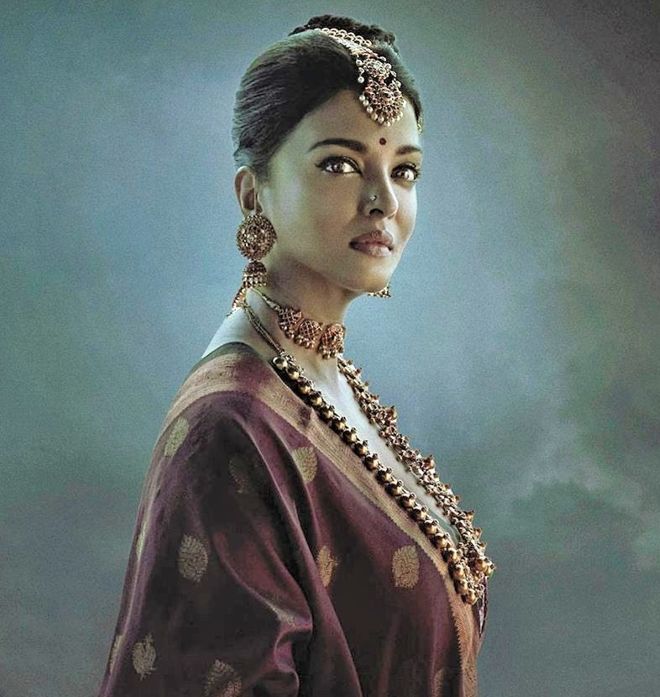 Aishwarya Rai’s FIRST LOOK from Mani Ratnam’s Ponniyin Selvan as ‘queen Nandini’ breaks internet, fans are speechless!￼