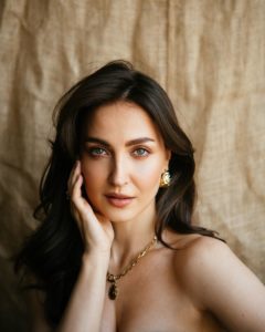 Malang actor Elli AvrRam congratulates Mohit Suri on Saiyaara's humongous success