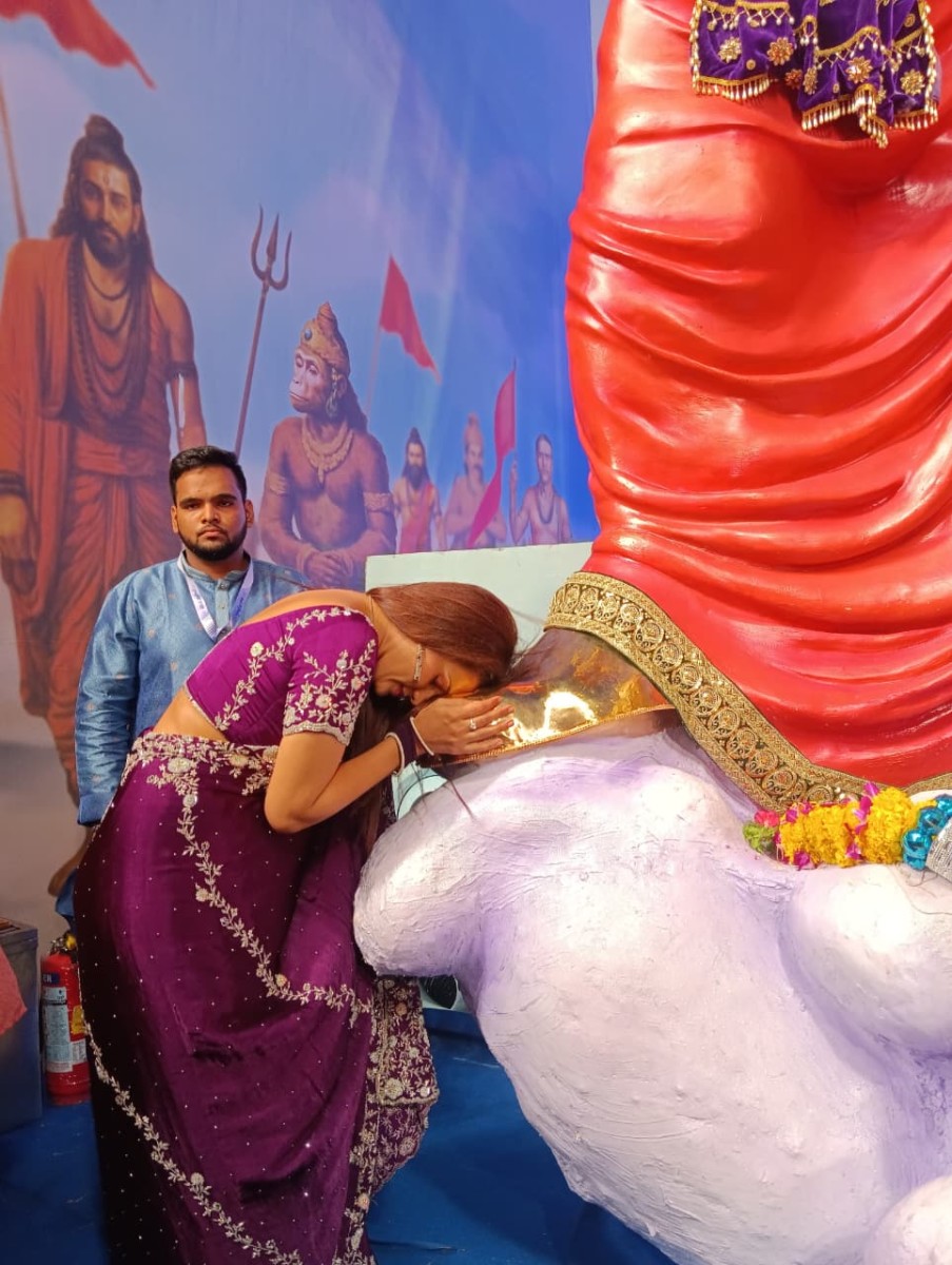Kajal Vashisht Rings in Ganpati Festival with Blessings & Big Screen Buzz at the Ganesh Galli Cha Raja
