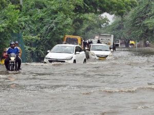 भारी बारिश के चलते रेड अलर्ट पर मुंबई, सड़कों पर महाजाम; स्कूल और कॉलेज बं