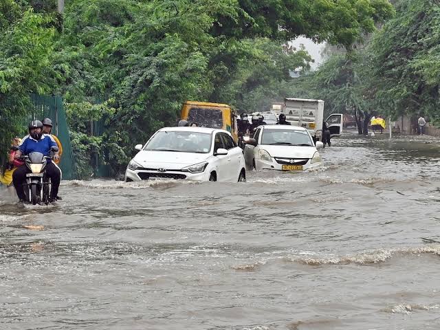 भारी बारिश के चलते रेड अलर्ट पर मुंबई, सड़कों पर महाजाम; स्कूल और कॉलेज बं