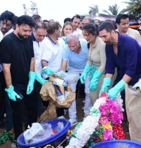Amruta Fadnavis and Akshay Kumar spearhead Divyaj Foundation’s Mumbai Beach Cleanup during Ganesh Chaturthi 2025