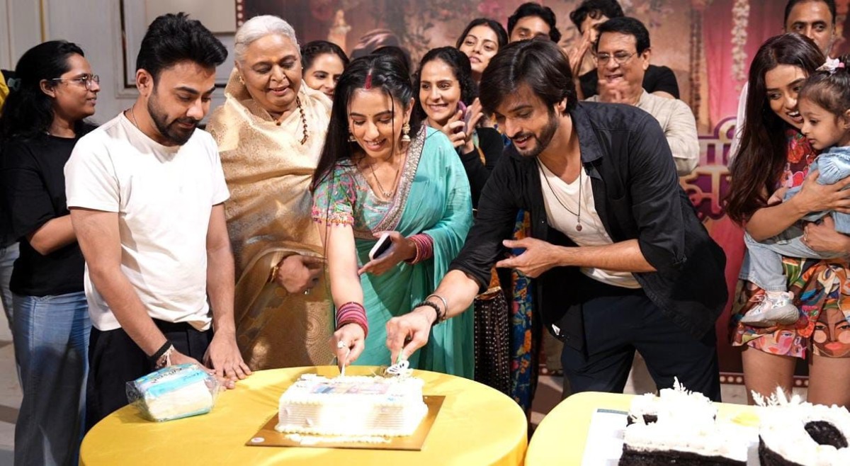 The cast and crew of Dangal TV’s show Pati Brahmachari came together on the sets to celebrate the completion of 100 episodes
