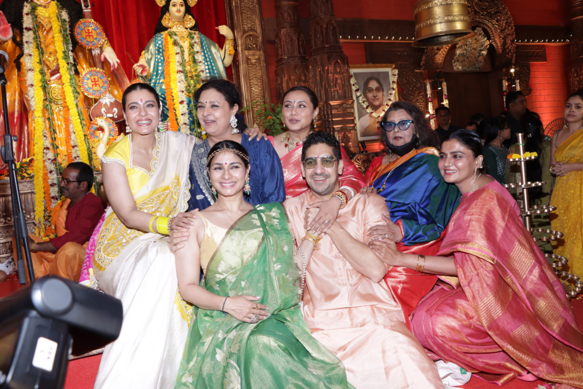 Priyanka chopra,Kajol, Rani Mukherjee, Jaya Bachchan, Anupam Kher, Twinkle Khanna, Suneil Shetty ,Jackie Shroff, Bipasha Basu, Pritam Chakraborty,Sharbani Mukherji, Tanishaa Mukerji,